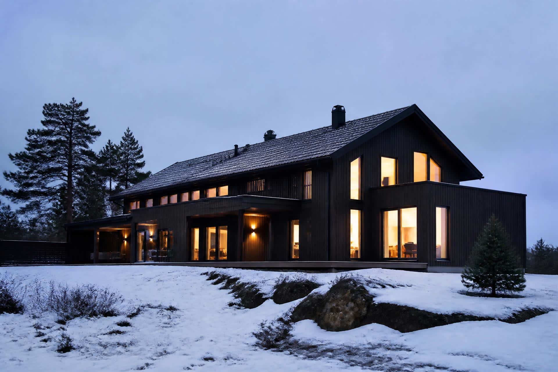 Norsk enebolig i vinterlandskap